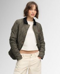 Superdry Kurtka ocieplana z ozdobą z sztruksu — slim fit – olive Khaki. Zielone kurtki damskie Superdry., z aplikacjami, z bawełny, bez kaptura. Za 560.80 zł.