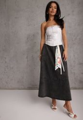 Czarna Bawełniana Spódnica Jeansowa o Rozkloszowanym Kroju z Ozdobnym Paskiem Eatiane. Czarne spódniczki damskie Renee, l, bez wzorów, z bawełny, casualowe, maxi, proste. Za 179.99 zł.