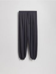 Spodnie jogger z modalem - ciemnoszary. Szare spodnie materiałowe damskie Reserved, bez wzorów, z dzianiny. W wyprzedaży za 79.99 zł.