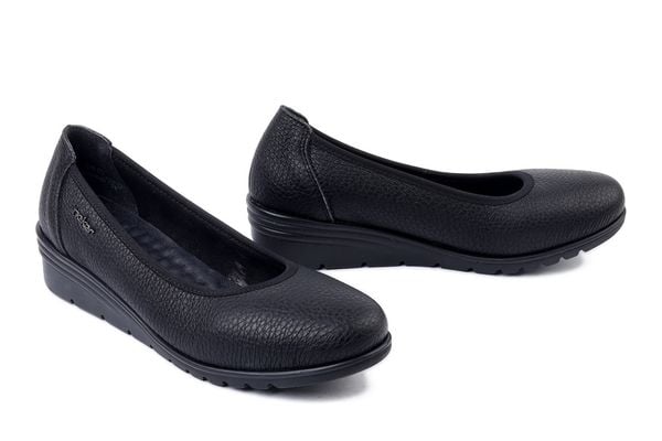 RIEKER L5360-00 black, czółenka damskie. Czarne czółenka damskie Rieker, bez wzorów, bez obcasa, na koturnie. Za 319.90 zł.