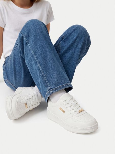 Guess Sneakersy CEO-WEGG211W2026 Biały. Białe buty sportowe dziewczęce Guess, z aplikacjami, ze skóry, bez zapięcia. Za 199.99 zł.