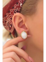 Pierres delicates Pozłacane kolczyki-wkrętki z kamieniami księżycowymi rozmiar: onesize. Żółte kolczyki damskie Pierres delicates, z kamieniem księżycowym, pozłacane. Za 43.99 zł.