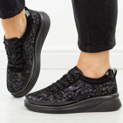 Czarne mlt skórzane półbuty damskie Filippo Dp8097/26. Czarne półbuty damskie Filippo, z aplikacjami, z jeansu, casualowe, z okrągłym noskiem, bez obcasa, na koturnie. Za 259.00 zł.