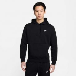 Bluza dresowa sportowa męska NSW Club Hoodie. Czarne bluzy bez kaptura męskie Nike, bez wzorów, z bawełny, sportowe, bez kołnierzyka, bez ramiączek. Za 249.99 zł.