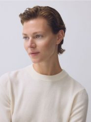 Sweter z wełny merino - złamana biel. Swetry klasyczne damskie Reserved, l, z wełny, bez kołnierzyka. Za 199.99 zł.