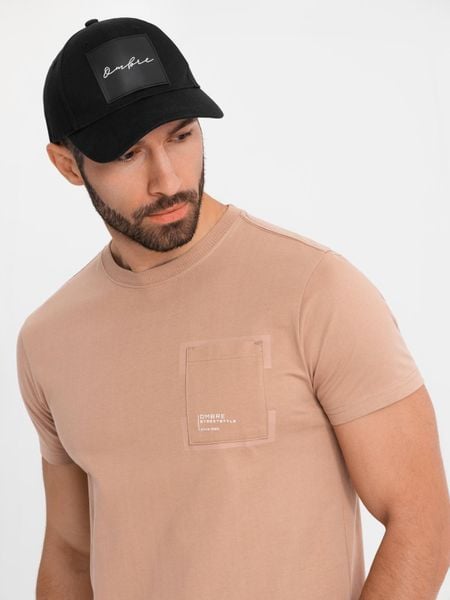 Bawełniany męski t-shirt z nadrukiem na kieszonce – jasnobrązowy V7 - Rozmiar: XXL. Brązowe t-shirty męskie Ombre Clothing, m, bez wzorów, z bawełny, bez kołnierzyka. Za 149.99 zł.