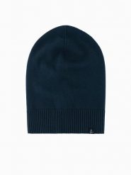 Męska czapka zimowa beanie z bawełnianej dzianiny – granatowa V4. Niebieskie czapki męskie Ombre Clothing, na zimę, bez wzorów, z bawełny, klasyczne. Za 129.99 zł.