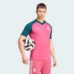 Koszulka przedmeczowa Real Madrid 26/27. Czerwone t-shirty sportowe męskie Adidas, l, z dzianiny, bez ramiączek, do piłki nożnej, climacool (adidas). Za 299.00 zł.