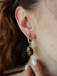 Pierres delicates Pozłacane kolczyki-kreole z tygrysim okiem i cyrkoniami rozmiar: onesize. Brązowe kolczyki damskie Pierres delicates, z cyrkonią, pozłacane. Za 43.99 zł.