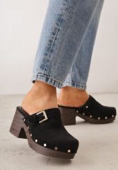 Czarne Klapki Chodaki na Słupku z Imitacji Drewna Zdobione Nitami i Sprzączką Salona. Czarne klapki damskie Born2be, z aplikacjami, bez obcasa, na obcasie. Za 109.99 zł.