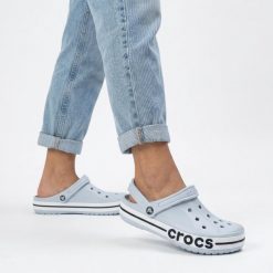 Klapki chodaki damskie sportowe Crocs BAYABAND CLOG. Białe klapki damskie Crocs, bez wzorów, z materiału, bez obcasa. Za 219.00 zł.