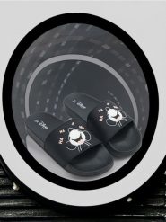 Klapki Myszka Miki - czarny. Czarne klapki damskie Sinsay, bez wzorów, bez obcasa. Za 39.99 zł.