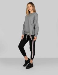 Trussardi Sport Spodnie | 44P00019 | Kobieta | Czarny. Czarne spodnie materiałowe damskie TRUSSARDI, bez wzorów, z bawełny, sportowe. W wyprzedaży za 249.00 zł.