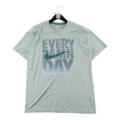 Second life - Nike T-shirt męski krótki rękaw - Stan bardzo dobry. Szare t-shirty męskie Nike, l, bez wzorów, z materiału, bez kołnierzyka. Za 85.16 zł.