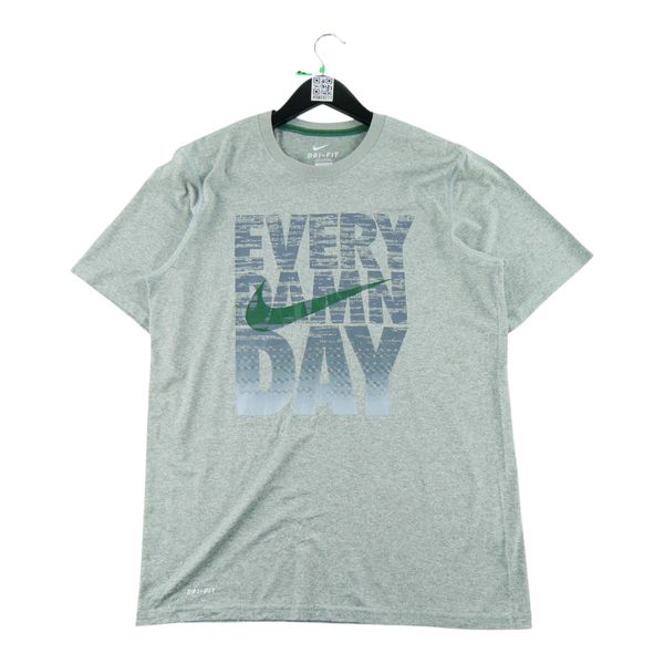 Second life - Nike T-shirt męski krótki rękaw - Stan bardzo dobry. Szare t-shirty męskie Nike, l, bez wzorów, z materiału, bez kołnierzyka. Za 85.16 zł.