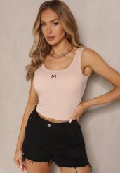 Beżowy Top Prążkowany z Usztywnianymi Miseczkami Ozdobiony Literą Nevoliene. Brązowe topy damskie Renee, l, z aplikacjami, z jeansu, bez kołnierzyka. Za 39.99 zł.