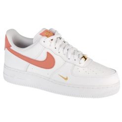 Buty sportowe Sneakersy damskie, Air Force 1 07 Essential. Białe buty sportowe na co dzień damskie Nike, bez wzorów, ze skóry, trekkingowe, nike air force. Za 499.99 zł.