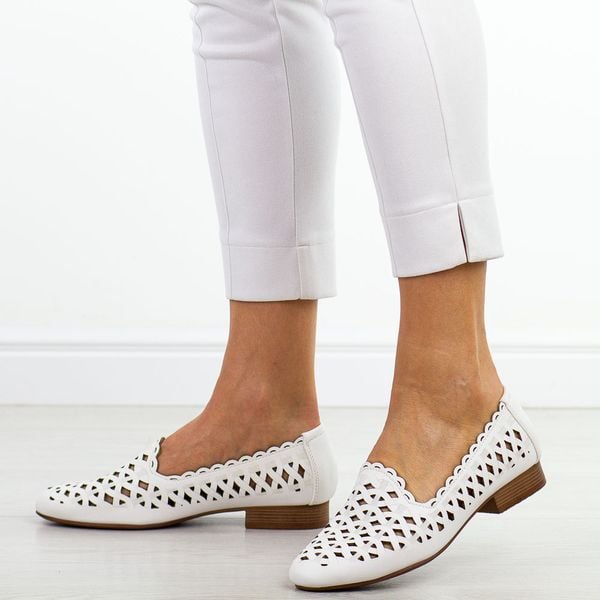 Białe ażurowe półbuty damskie Jezzi Asa222-8. Białe półbuty damskie Jezzi, w ażurowe wzory, ze skóry, eleganckie, bez obcasa, na płaskiej podeszwie. Za 209.00 zł.