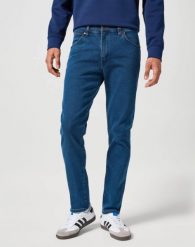 WRANGLER MĘSKIE SPODNIE JEANSOWE LARSTON BLUE GREY 112355025 W18S017416. Niebieskie spodnie materiałowe męskie Wrangler, bez wzorów, z jeansu. W wyprzedaży za 184.99 zł.