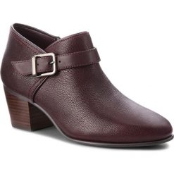 Półbuty CLARKS - Maypearl Milla 261361484 Aubergine Leather. Czerwone półbuty damskie Clarks, z aplikacjami, z materiału, eleganckie, bez obcasa, na obcasie. W wyprzedaży za 329.00 zł.