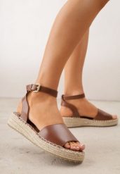 Brązowe Sandały VICES na Plecionej Platformie z Zapięciem na Pasek z Klamrą Evimoni. Brązowe sandały damskie Renee, bez wzorów, bez obcasa, na płaskiej podeszwie. Za 99.99 zł.