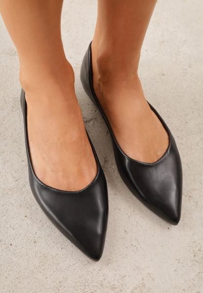 Czarne Eleganckie Eleganckie Balerinki z Noskiem w Szpic Abssis. Czarne baleriny damskie Born2be, bez wzorów, z jeansu, bez obcasa. Za 59.99 zł.