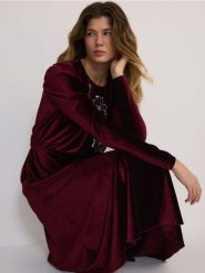 Welurowa sukienka z cekinową aplikacją - burgundowy. Czerwone sukienki damskie Reserved, l, z aplikacjami, z dzianiny, bez kołnierzyka, bez ramiączek, rozkloszowane. W wyprzedaży za 239.99 zł.