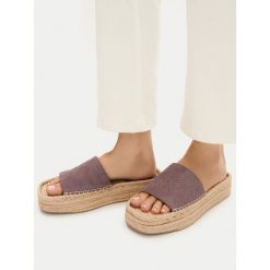 Klapki Calvin Klein. Brązowe klapki damskie CALVIN KLEIN, bez wzorów, bez obcasa. Za 262.99 zł.