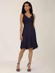 APART Sukienka w kolorze granatowym rozmiar: 42. Niebieskie sukienki damskie Apart, bez wzorów, z koronki, bez kołnierzyka, bez ramiączek, midi. Za 221.15 zł.