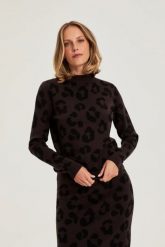 Sweter w panterkę brązowy. Brązowe swetry klasyczne damskie MOODO, l, z poliamidu, bez kołnierzyka. Za 139.99 zł.