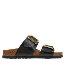 Klapki Birkenstock. Czarne klapki damskie Birkenstock, bez wzorów, bez obcasa. Za 439.99 zł.