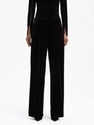 BGN Aksamitne spodnie w kolorze czarnym rozmiar: 36. Czarne spodnie materiałowe damskie BGN, bez wzorów, z materiału. Za 148.61 zł.