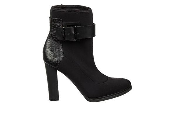 Botki Calvin Klein July Black 098033, Czarny, Skóra naturalna - 36. Czarne botki damskie CALVIN KLEIN, z gumy, eleganckie, bez obcasa, na słupku, bez zapięcia. W wyprzedaży za 314.10 zł.