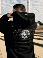 4F Bluza dresowa z bawełną organiczną męska 4F x Robert Lewandowski L. Czarne bluzy z kapturem męskie 4f, l, z bawełny. W wyprzedaży za 179.99 zł.