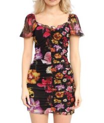 Desigual Sala Lacroix sukienka - kwiatowy nadruk, krótki rękaw. Czarne sukienki damskie Desigual, na co dzień, s, bez wzorów, z elastanu, bez kołnierzyka, bez ramiączek, mini, proste. Za 375.99 zł.