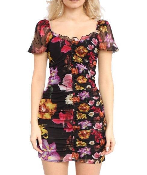 Desigual Sala Lacroix sukienka - kwiatowy nadruk, krótki rękaw. Czarne sukienki damskie Desigual, na co dzień, s, bez wzorów, z elastanu, bez kołnierzyka, bez ramiączek, mini, proste. Za 375.99 zł.