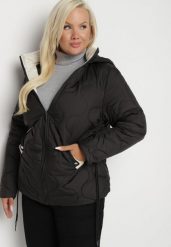 Czarna Pikowana Kurtka Plus Size z Odpinanym Kapturem i Wsuwanymi Kieszeniami Anselie. Czarne kurtki damskie Born2be, plus size, bez wzorów, z jeansu. Za 159.99 zł.
