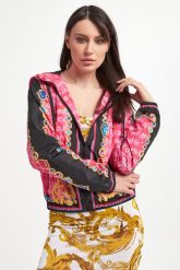 Kurtka damska z kapturem VERSACE JEANS COUTURE. Kurtki damskie Versace Jeans Couture, bez wzorów, z jeansu, z kapturem. W wyprzedaży za 1,145.40 zł.