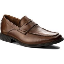Półbuty CLARKS - Tilden Way 261315767 Tan Leather. Brązowe buty wizytowe męskie Clarks, z materiału, bez zapięcia. W wyprzedaży za 219.00 zł.