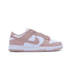 Buty sportowe damskie Nike Dunk Low Whisper. Czerwone buty sportowe na co dzień damskie Nike, bez wzorów. Za 498.80 zł.