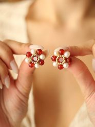 Pierres delicates Pozłacane kolczyki-wkrętki z perłami i koralami rozmiar: onesize. Białe kolczyki damskie Pierres delicates, z koralem, pozłacane. Za 56.99 zł.