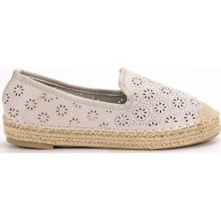 Szare Zamszowe Ażurowe Espadryle. Szare espadryle damskie ButyModne, w ażurowe wzory, z zamszu, bez obcasa, na platformie. Za 109.00 zł.