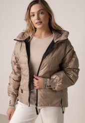 Ciemnobeżowa Przejściowa Kurtka Pikowana z Kapturem i Napisami na Rękawach Althone. Brązowe kurtki damskie Born2be, l, bez wzorów, z poliesteru, z kapturem. Za 149.99 zł.