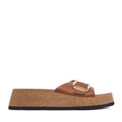 Klapki Lasocki. Brązowe klapki damskie Lasocki, bez wzorów, bez obcasa. Za 169.99 zł.