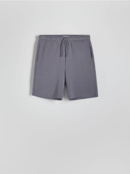 Dresowe szorty regular fit - ciemnoszary. Szare szorty męskie Reserved, z bawełny, bez kołnierzyka. W wyprzedaży za 65.99 zł.
