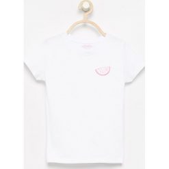 T-shirt z małym nadrukiem - Biały. Białe koszulki dziewczęce Reserved, bez wzorów, bez ramiączek. W wyprzedaży za 9.99 zł.