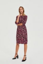 Wzorzysta sukienka fuksjowa. Sukienki damskie MOODO, bez wzorów, z wiskozy, bez kołnierzyka, bez ramiączek. Za 149.99 zł.