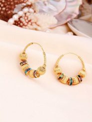 L'Atelier de Gaia Pozłacane kolczyki-kreole z cyrkoniami rozmiar: onesize. Żółte kolczyki damskie L'Atelier de Gaia, z cyrkonią, pozłacane. Za 43.99 zł.