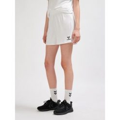 Szorty damskie Hummel Essential. Białe szorty damskie HUMMEL, bez wzorów, sportowe. Za 121.00 zł.