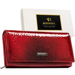 Elegancki portfel damski z lakierowanej skóry naturalnej i ekologicznej zamykany na zatrzask Rovicky RPN-28-RSP. Czerwone portfele damskie z aplikacjami, ze skóry. Za 74.00 zł.